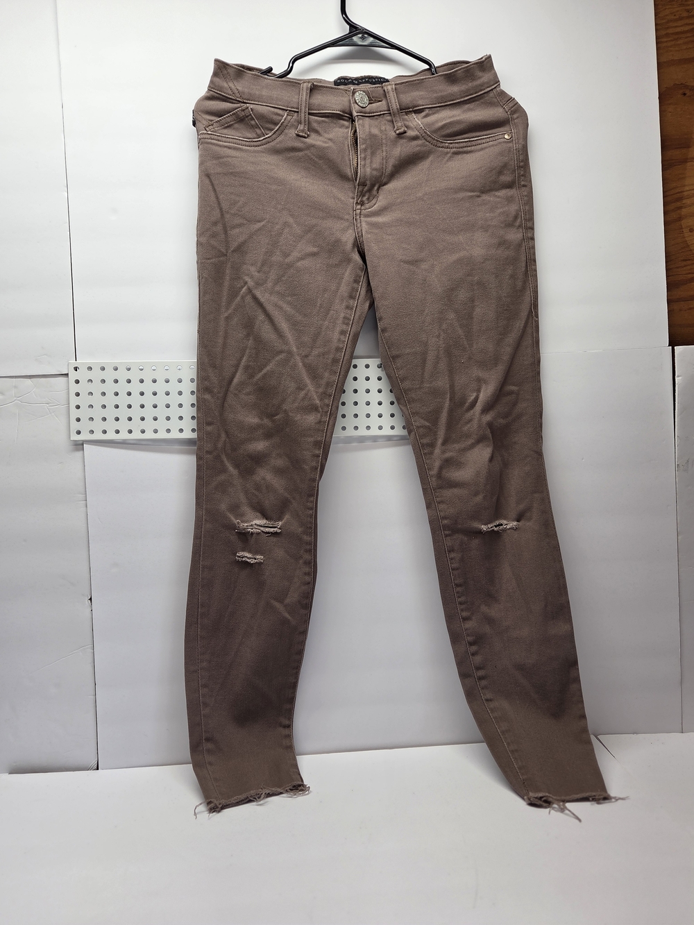 Rock & Republic Taupe Skinny Jeans with Knee Rips